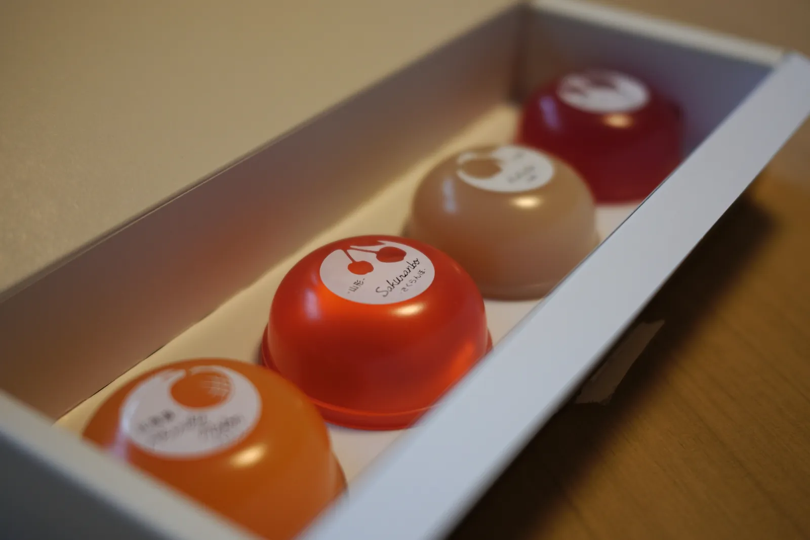 箱に入った4種類のフルーツゼリー