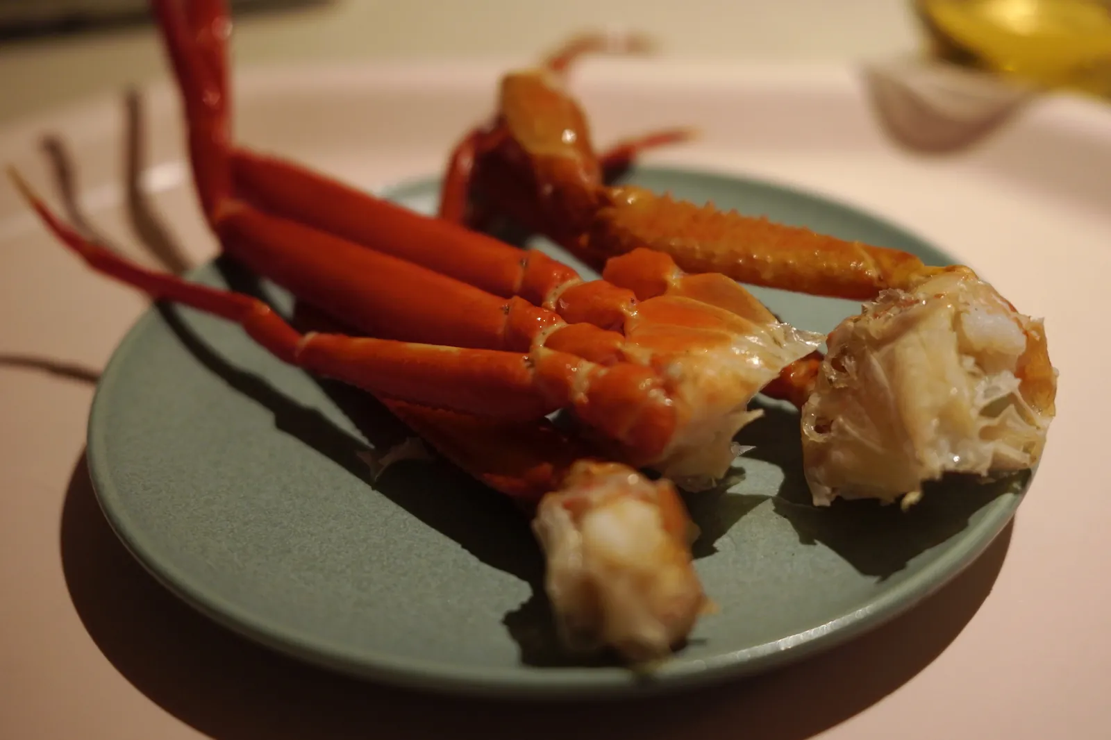 皿に盛られた茹でガニの脚