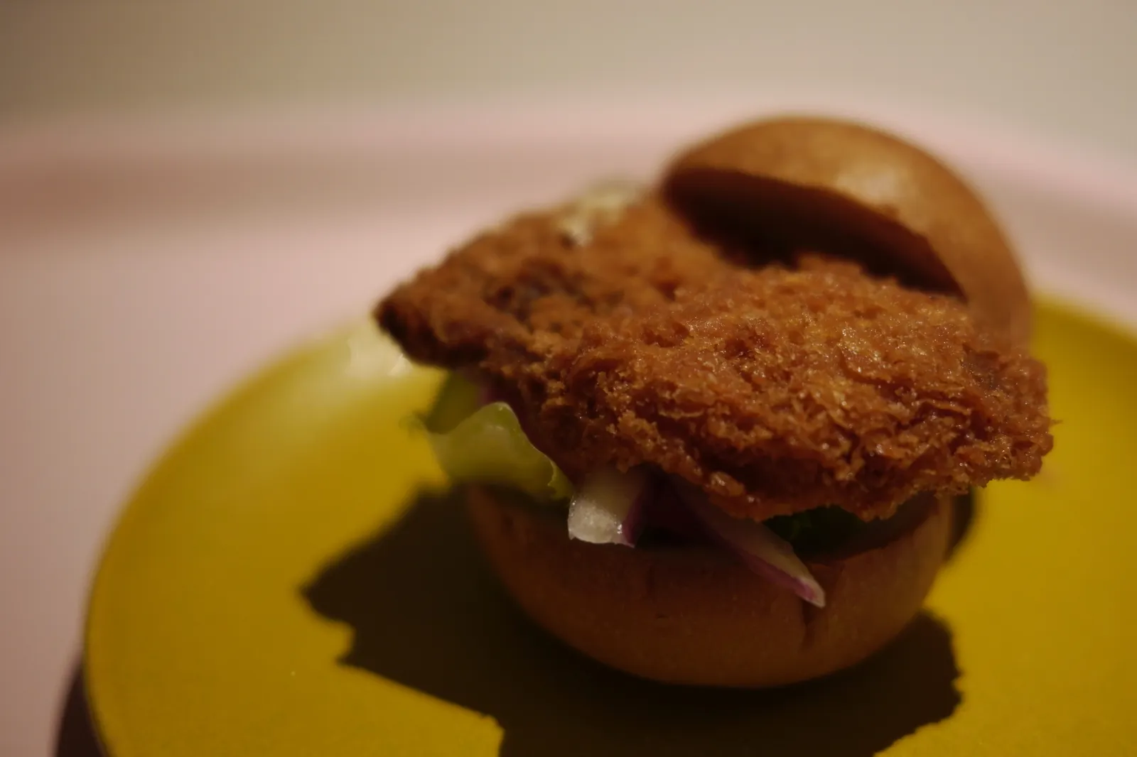 小さなバンズにカツを挟んだミニバーガー